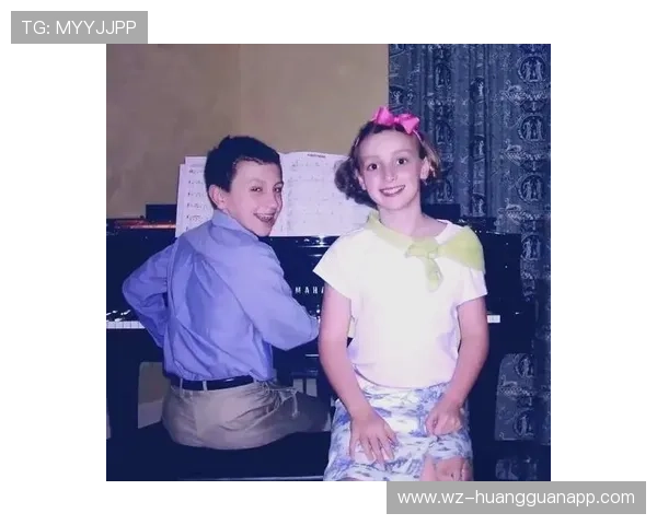 凯蒂·莱德基本来超模架势，结果训练间隙竟然背个塑料袋逛食堂？