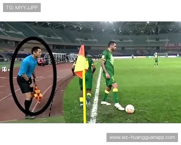 场外人员干扰足球比赛时裁判该如何判罚？规则全解析
