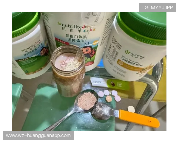 扎克拉文家的冰箱里塞满了蛋白粉，连饮料都按克称着喝