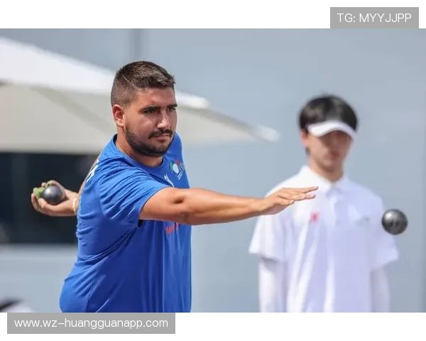 手抛球规则：何时必须用手抛而非踢出，裁判如何判罚违规掷球